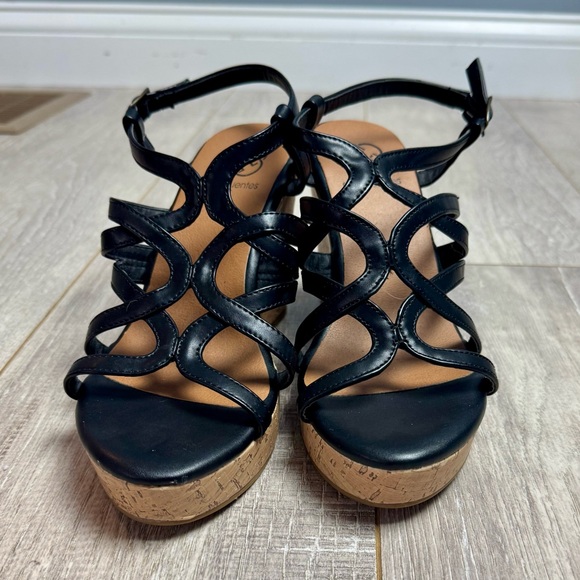 Daisy Fuentes Black Wedge Sandals - Picture 3 of 5